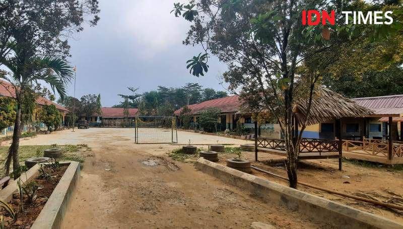 Kondisi lingkungan SDN 020 Sepaku sekarang berlumpur dan berdebu karena berada tempat di pinggir jalan raya (IDN Times/Ervan)