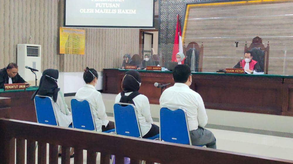 Empat terdakwa kasus produksi obat sirup berbahaya di Kediri. IDN Times/ istimewa