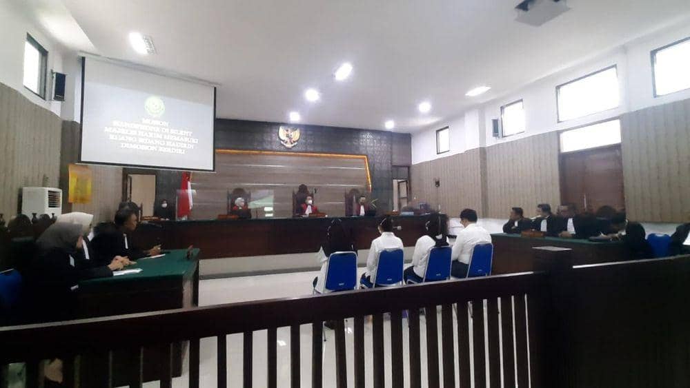 Empat terdakwa kasus produksi obat sirup berbahaya di Kediri. IDN Times/ istimewa