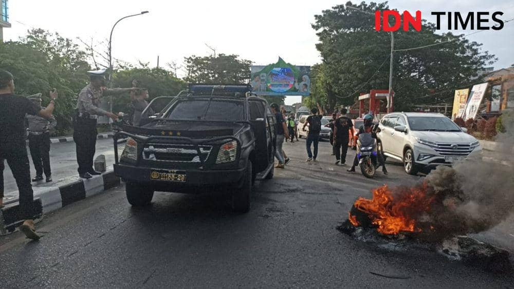 Mahasiswa PMII Makassar ditangkap saat menggelar aksi unjuk rasa di Jalan Sultan Alauddin, Kamis (2/11/2023). IDN Times/Dahrul Amri Lobubun