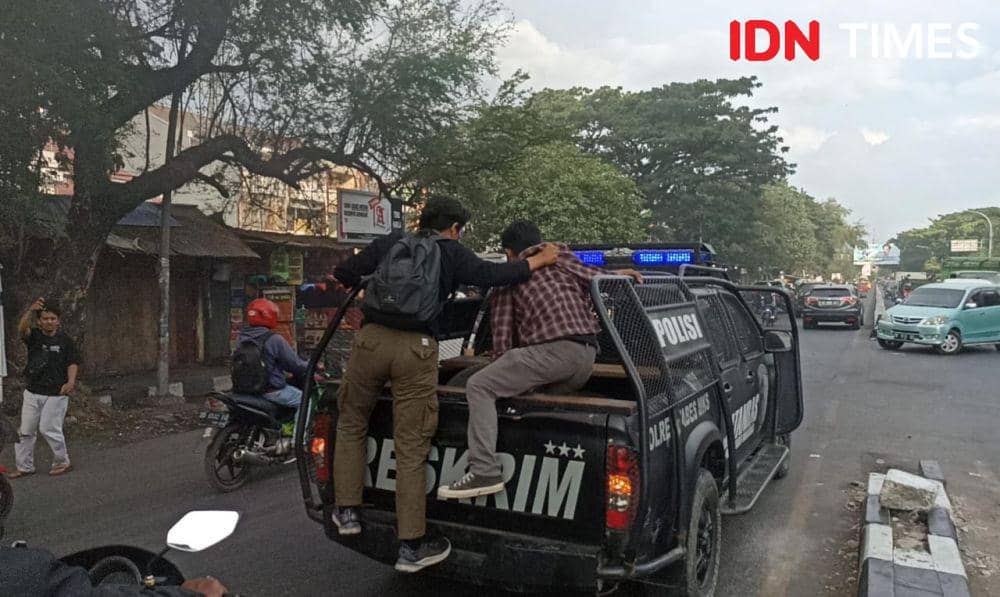 Mahasiswa PMII Makassar ditangkap saat menggelar aksi unjuk rasa di Jalan Sultan Alauddin, Kamis (2/11/2023). IDN Times/Dahrul Amri Lobubun