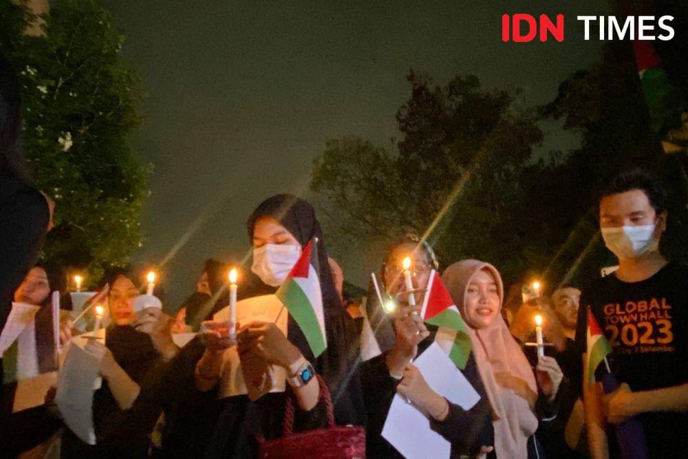 Penyalaan lilin untuk mengenang korban warga Palestina di Gaza. (IDN Times/Sonya Michaella)