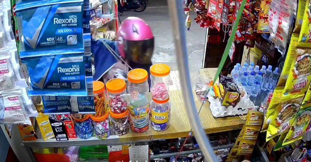 Tangkapan layar video perempuan melawan dua pencuri di Makassar/Istimewa
