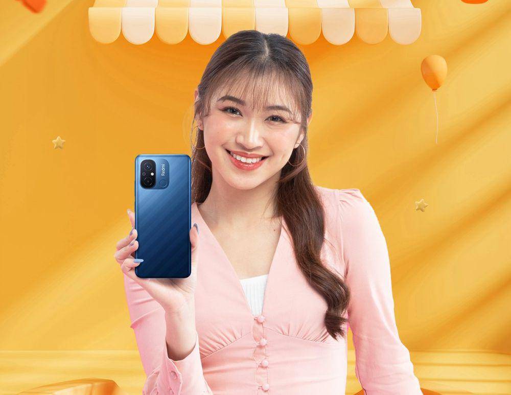 Seorang model memegang Xiaomi Redmi 12C. (twitter.com/Xiaomi Indonesia)