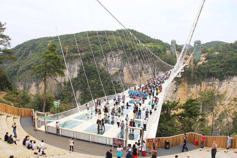 Ilustrasi jembatan kaca yang berkualitas (commons.wikimedia.org/HighestBridges)