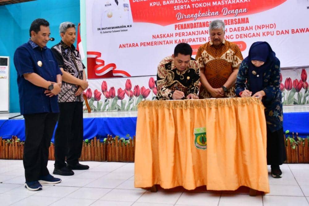 Penandatanganan NPHD anggaran Pemilu 2024 antara Pemkab Pinrang dengan KPU dan Bawaslu setempat. (Dok. Humas Pemprov Sulsel)