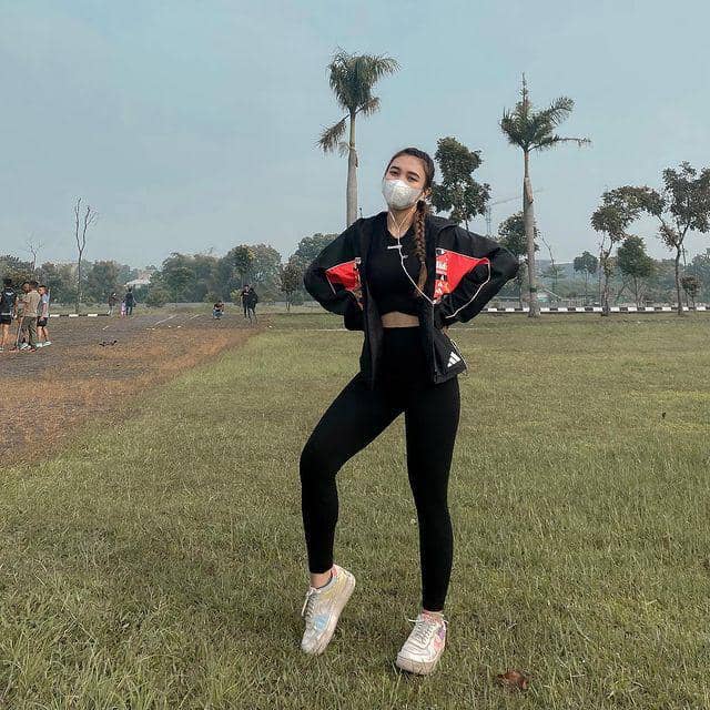 OOTD nuansa hitam ala Seses Rapunzel (instagram.com/sesesvana)