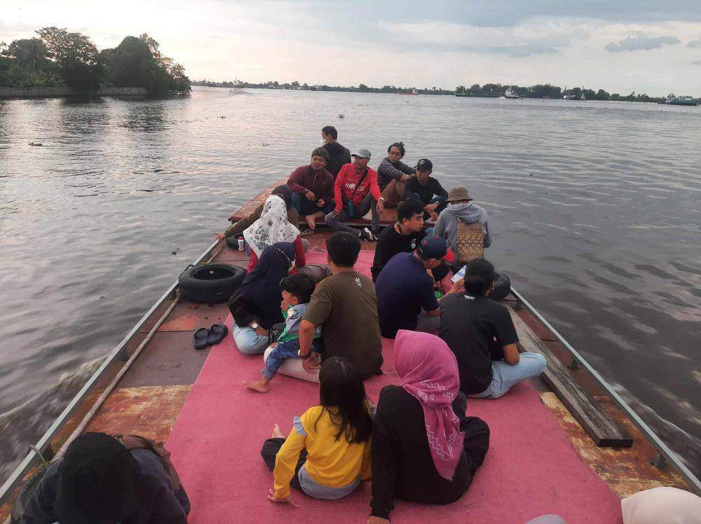 Penumpang kelotok abaikan keselamatan tranportasi air.