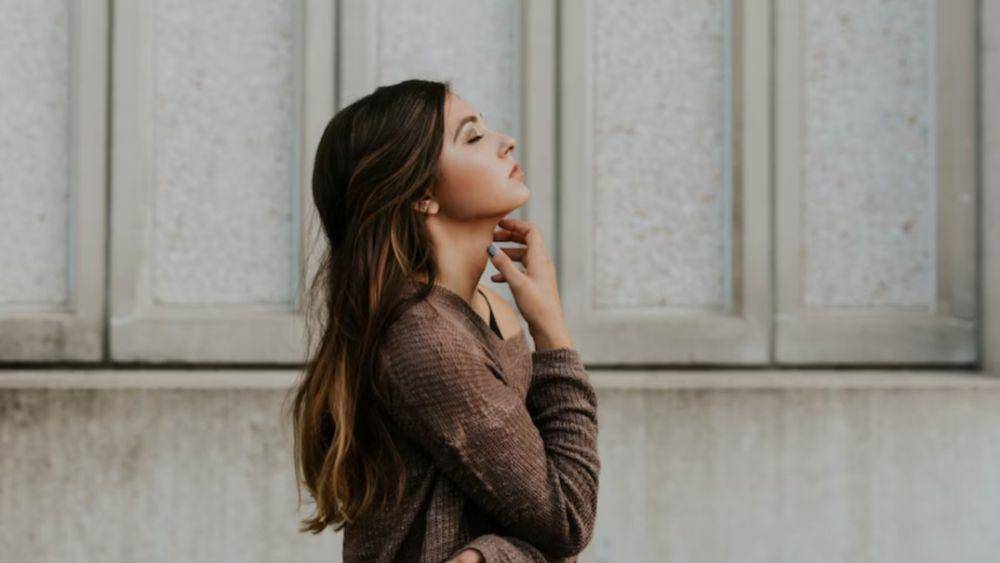 ilustrasi wanita yang menutup diri (unsplash.com/Brooke Cagle)