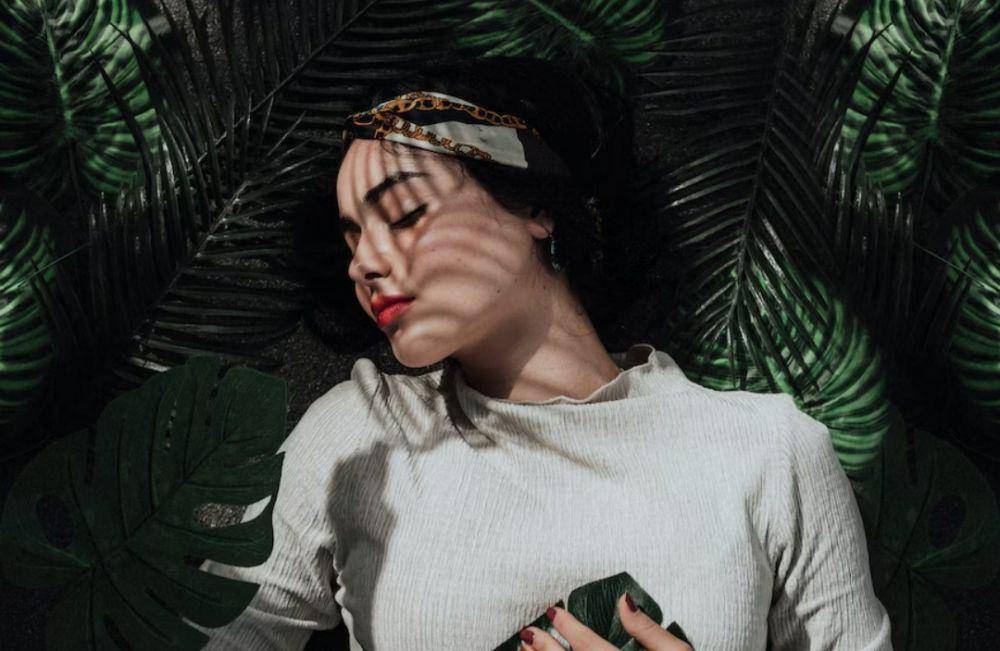 ilustrasi wanita yang menutup diri (unsplash.com/kevin laminto)