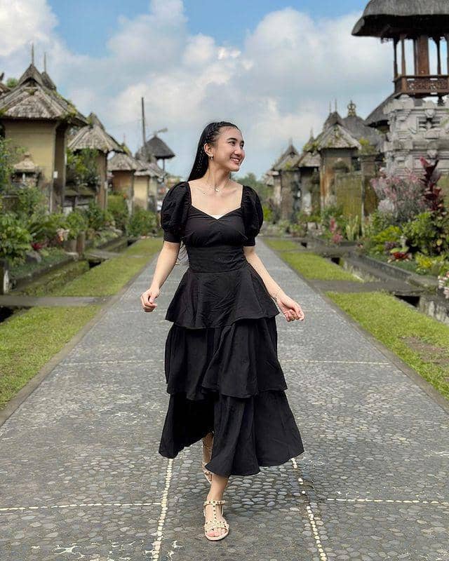 OOTD nuansa hitam ala Seses Rapunzel (instagram.com/sesesvana)