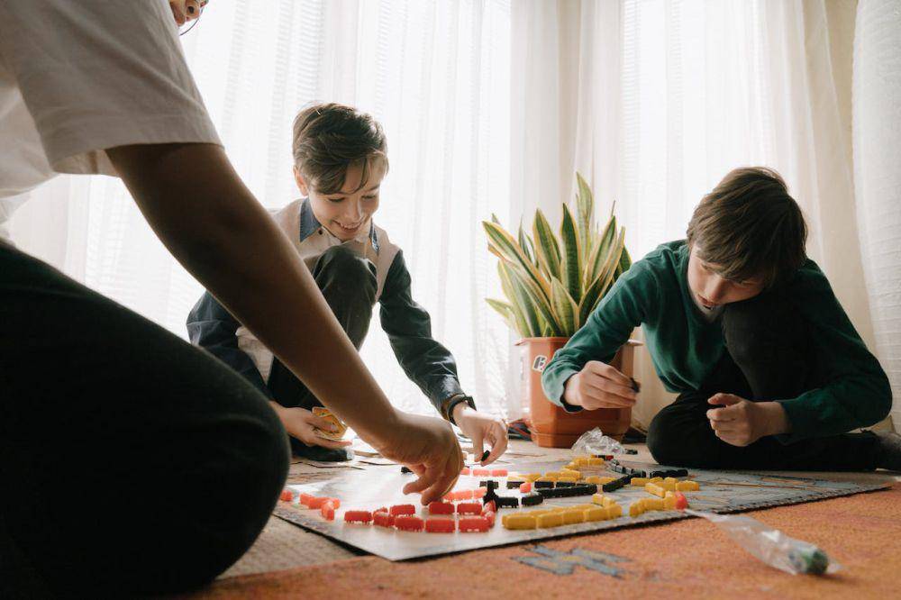 ilustrasi bermain board game (pexels.com/cottonbro studio)
