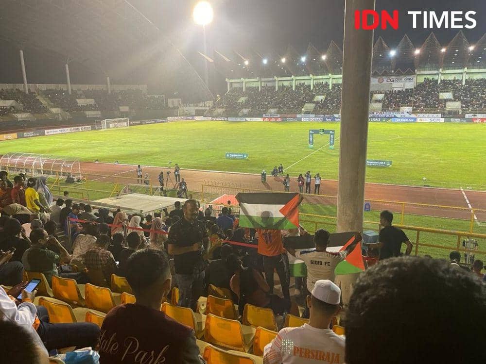 Penonton mengibarkan Bendera Palestina di Stadion Harapan Bangsa, Kota Banda Aceh, Aceh, saat laga antara Persiraja Banda Aceh menghadapi Semen Padang FC. (Dokumentasi Iskandar untuk IDN Times)