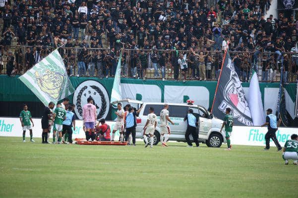 Novri Setiawan yang harus dilarikan ke rumah sakit dengan ambulans. (Baliutd.com)