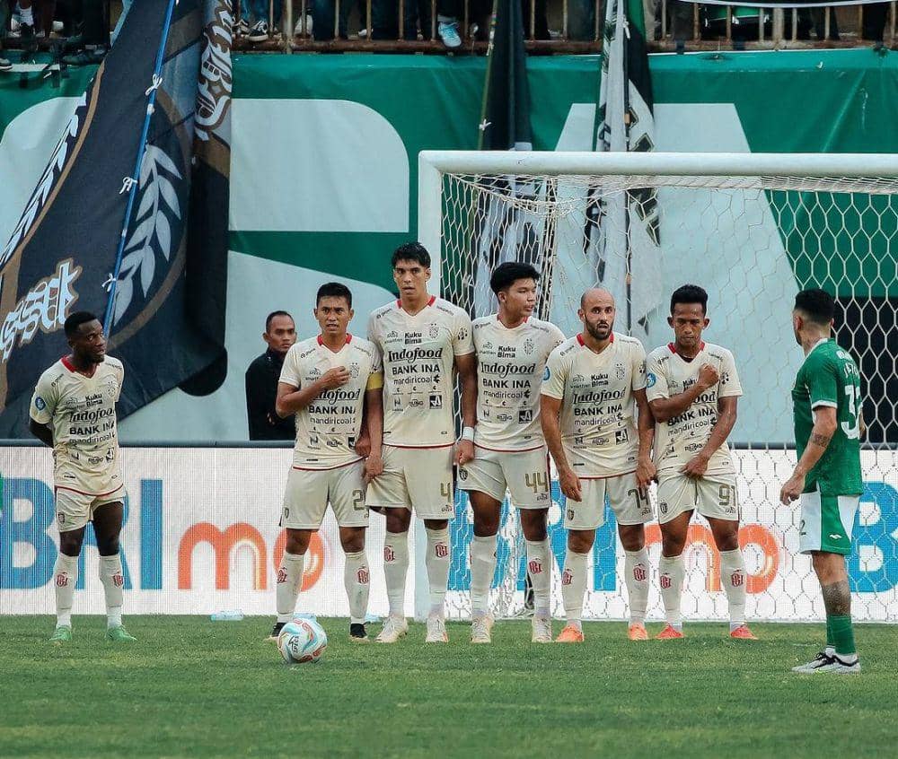 Bali United mengenakan kostum putih-putih saat menghadapi PSS Sleman. (Instagram.com/baliunitedfc)