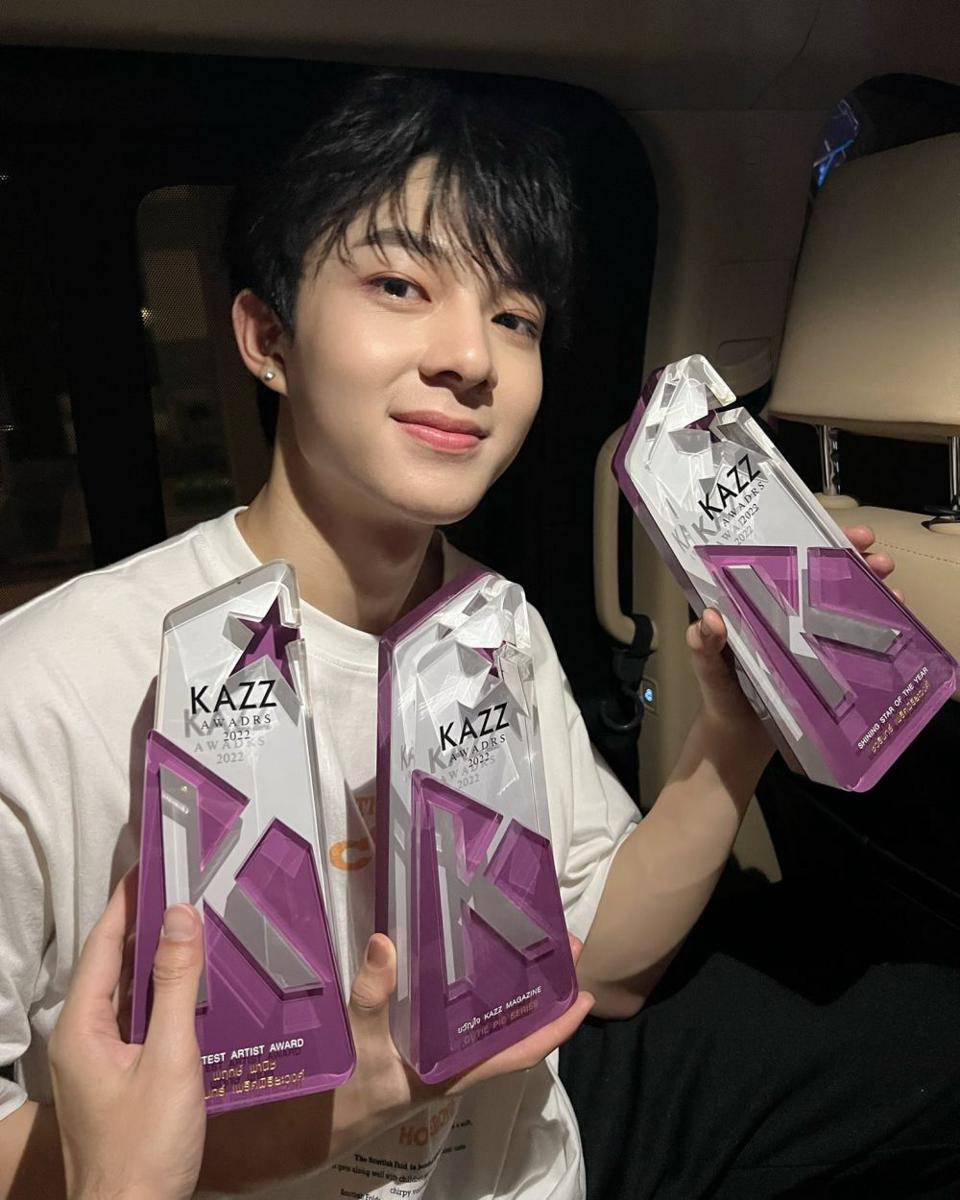 NuNew Chawarin memenangkan penghargaan Kazz Awards. (twitter.com/CwrNew)