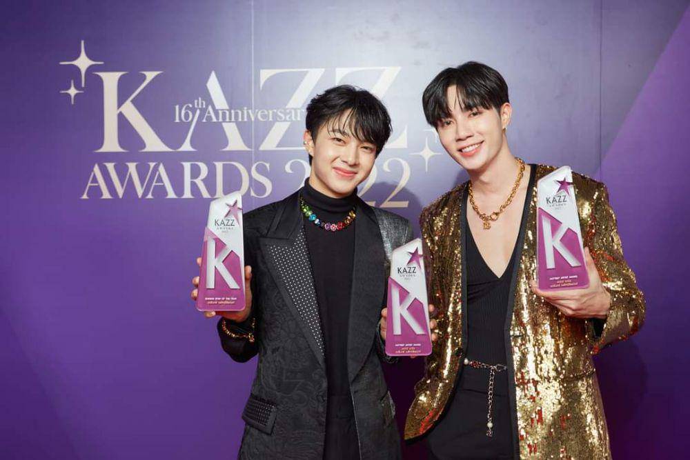 NuNew Chawarin dan Zee Pruk memenangkan penghargaan Kazz Awards 2022. (twitter.com/EM_Gossip)