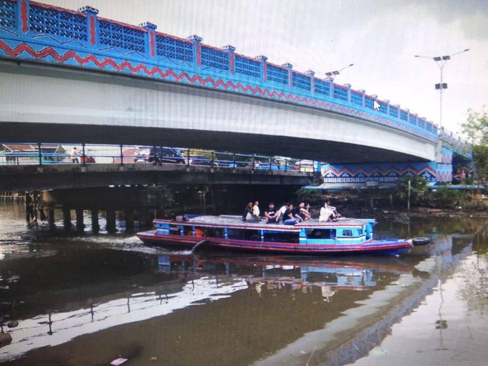 Wisata susur sungai di Kota Banjarmasin.