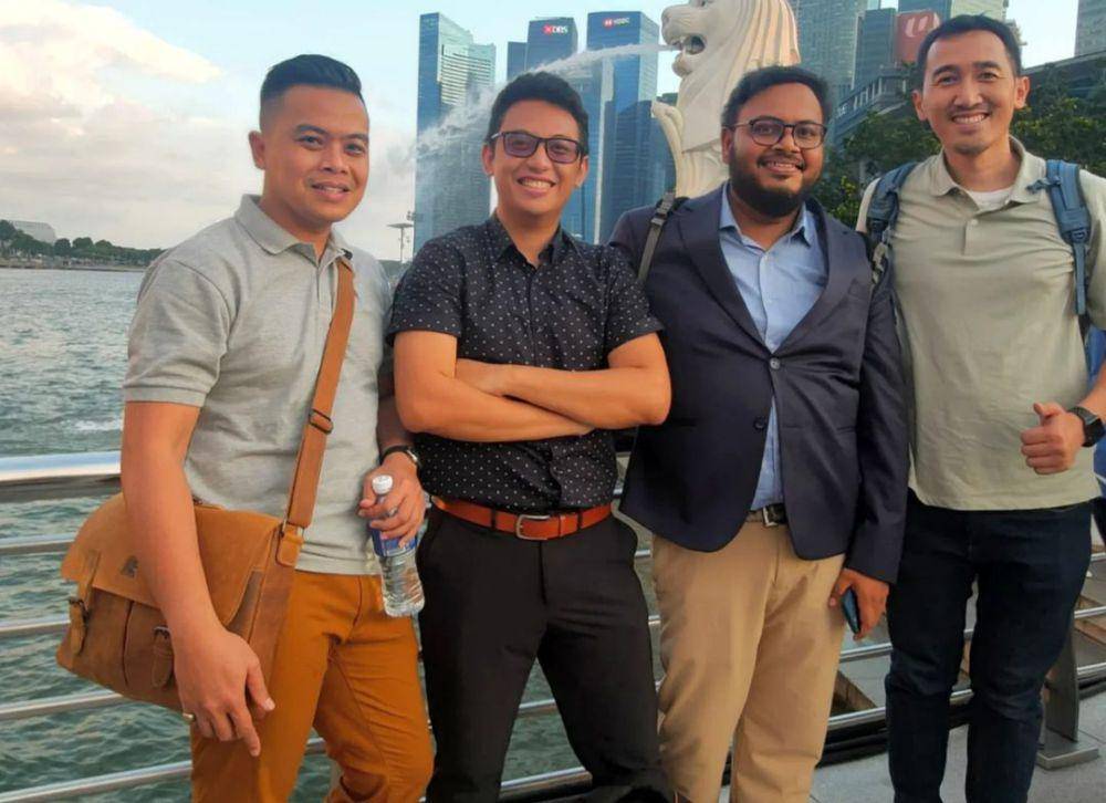 Ahmad Hasyim Wibisono (kiri) beserta rekan-rekannya (instagram.com/ahmadhasyimwibisono)