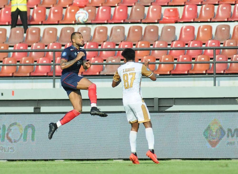 Gustavo Almeida saat berduel dengan pemain Dewa United. (Dok. Media Officer Arema FC)