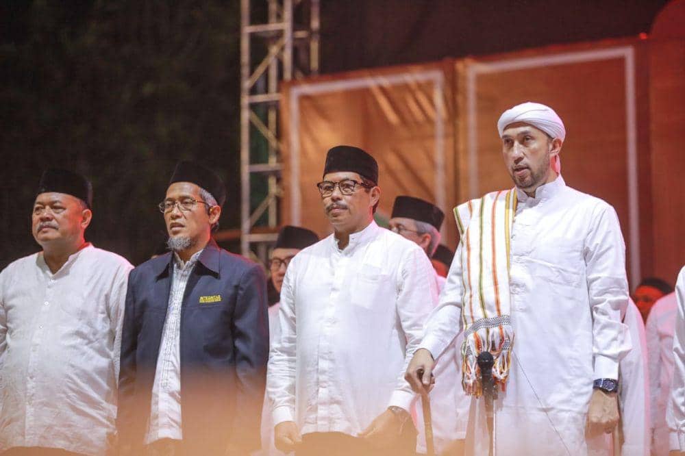 Pj Gubernur Jateng Nana Sudjana, Habib Ali Zaenal Abidin Assegaf dan Sekda Jateng Sumarno saat acara Jateng Bersholawat. (IDN Times/Dok Humas Pemprov Jateng)