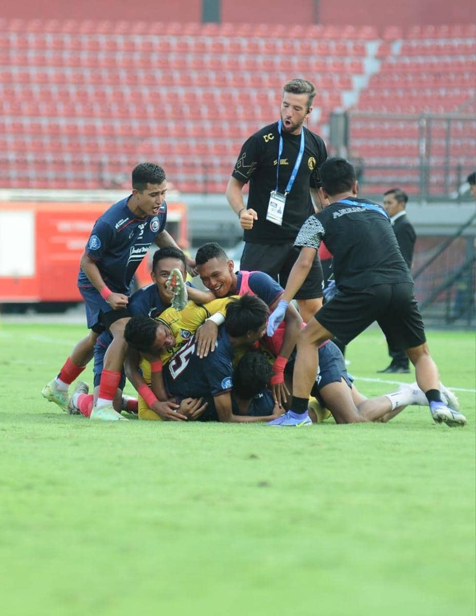 Pemain-pemain Arema FC saat merayakan gol ke gawang Dewa United. (Dok. Media Officer Arema FC)