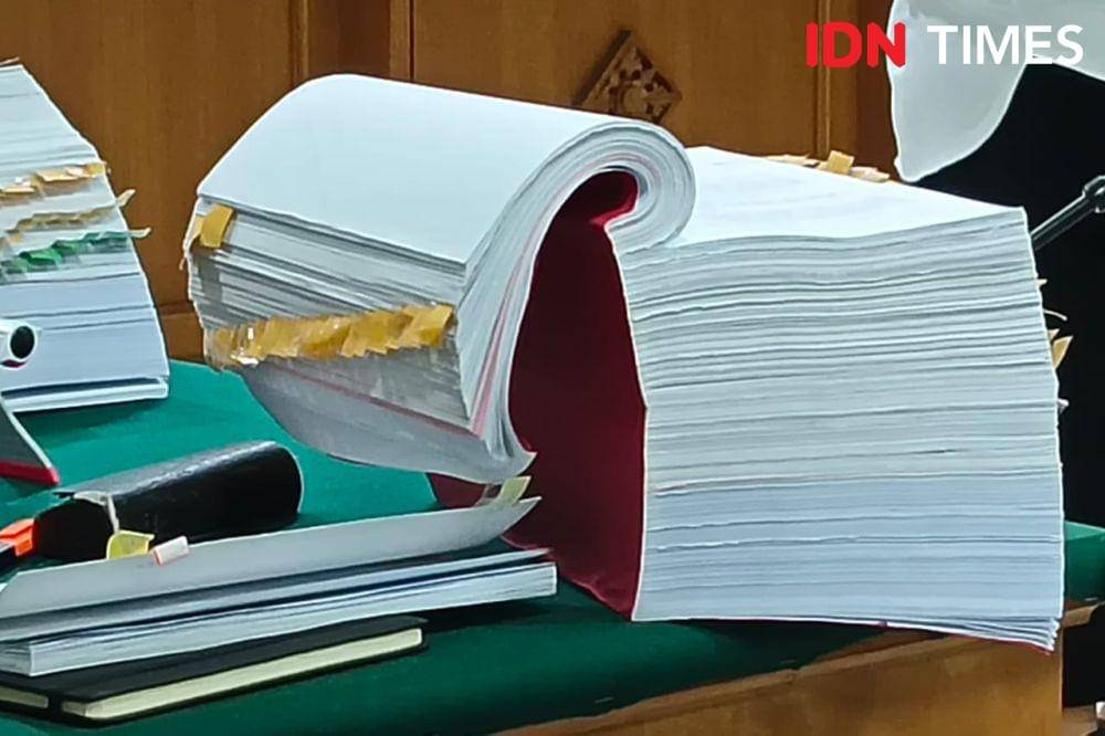 Berkas perkara 3 terdakwa kasus SPI Unud (IDN Times/Ayu Afria)