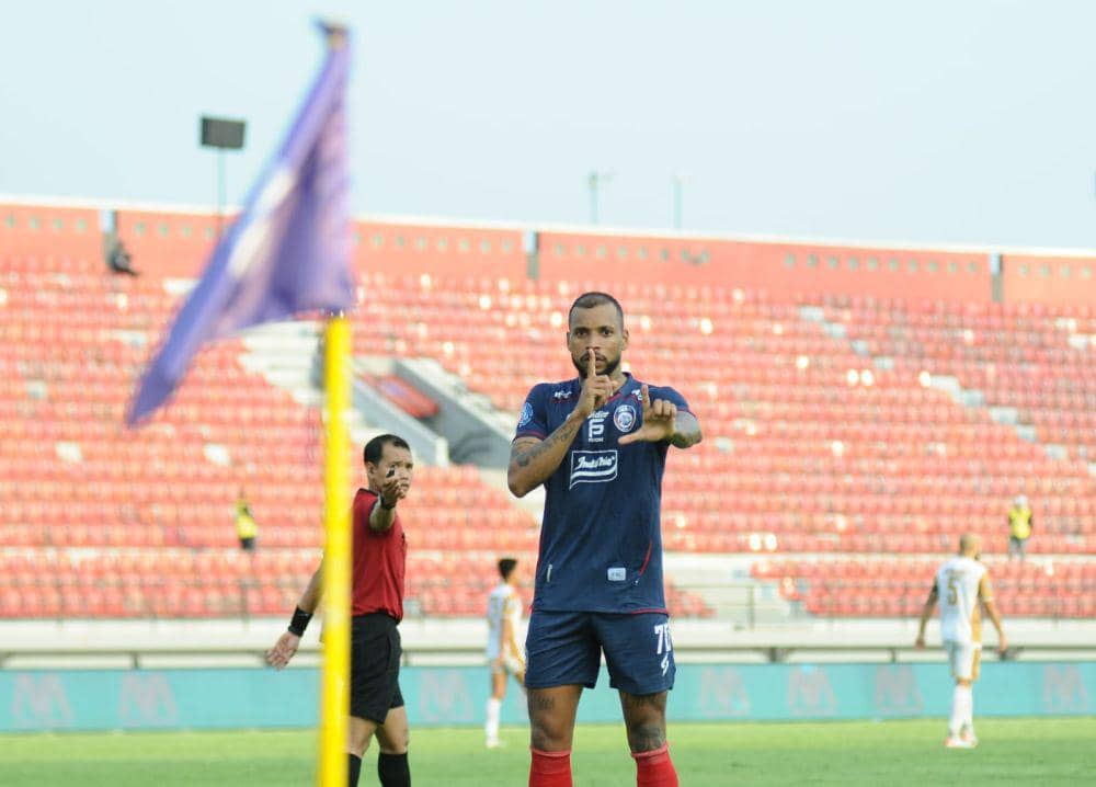 Arema FC Beruntung karena 2 Kartu Merah Pemain Dewa United