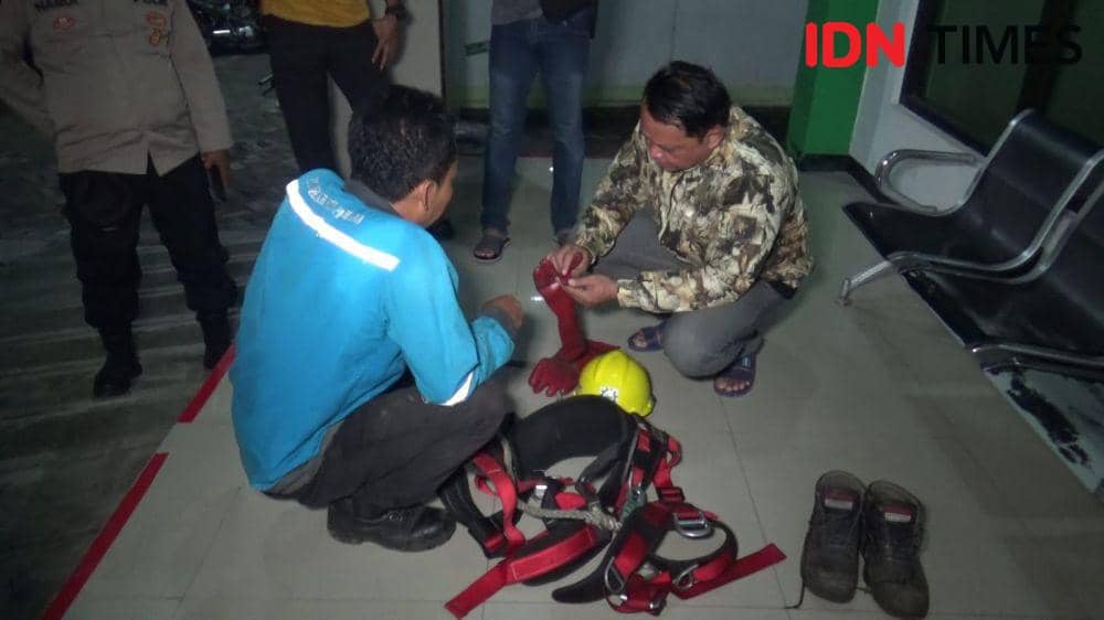 Polisi memeriksa peralatan kerja korban/ IDN Times/ Riyanto