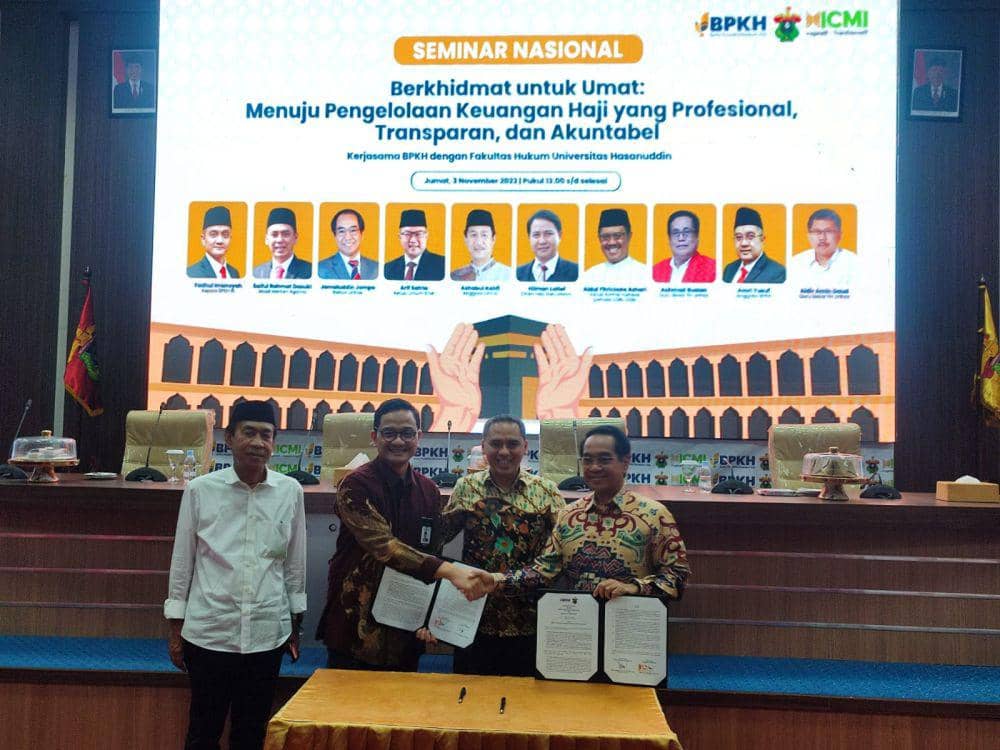 Kepala BPKH Fadlul Imansyah (kedua dari kiri) meneken MoU dengan Rektor Unhas Prof. Jamaluddin Jompa (kanan) pada seminar nasional tentang pengelolaan keuangan haji di Unhas, Jumat (3/11/2023). (Dok. Istimewa)