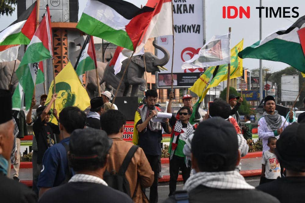 Aksi damai bela Palestina di Tugu Adipura, Bandar Lampung, Jumat (3/11/2023). (IDN Times/Tama Yudha Wiguna).