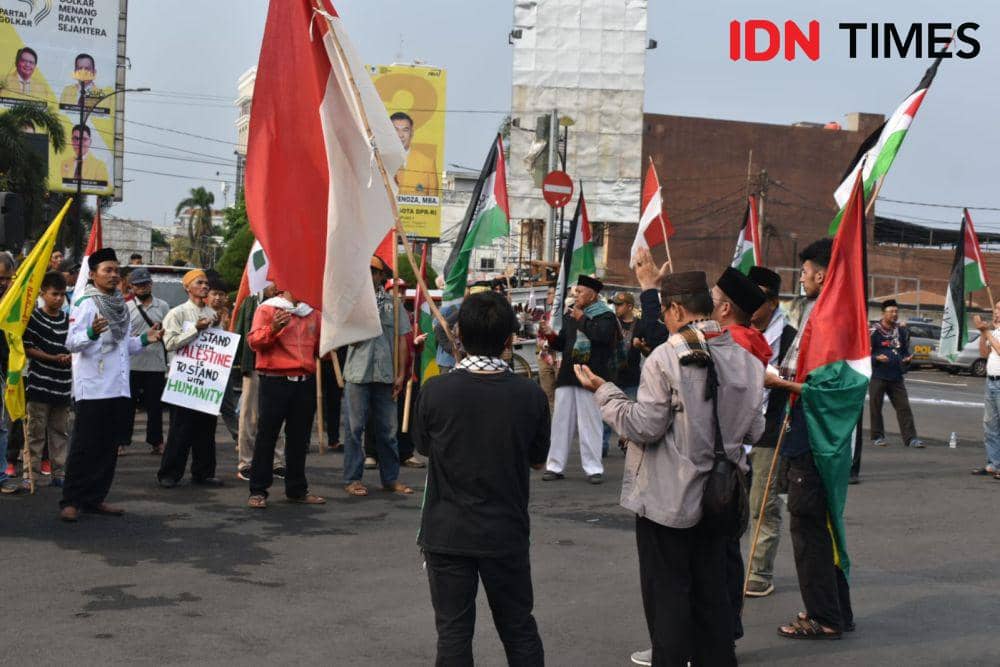 Aksi damai bela Palestina di Tugu Adipura, Bandar Lampung, Jumat (3/11/2023). (IDN Times/Tama Yudha Wiguna).