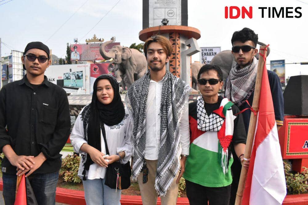 Aksi damai bela Palestina di Tugu Adipura, Bandar Lampung, Jumat (3/11/2023). (IDN Times/Tama Yudha Wiguna).