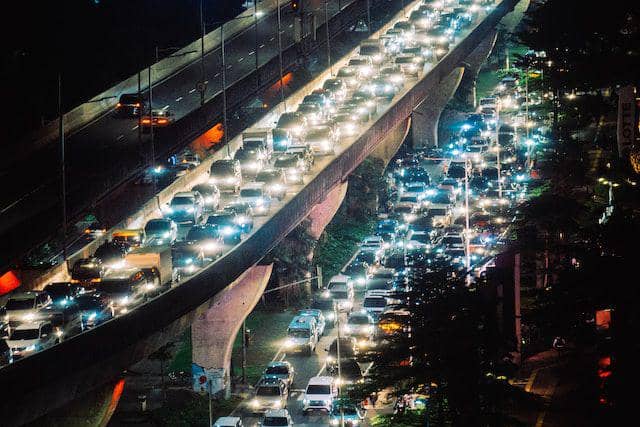 Antrian kendaraan dijam pulang kantor.(Photo by Marcel Ardivan on Unsplash)