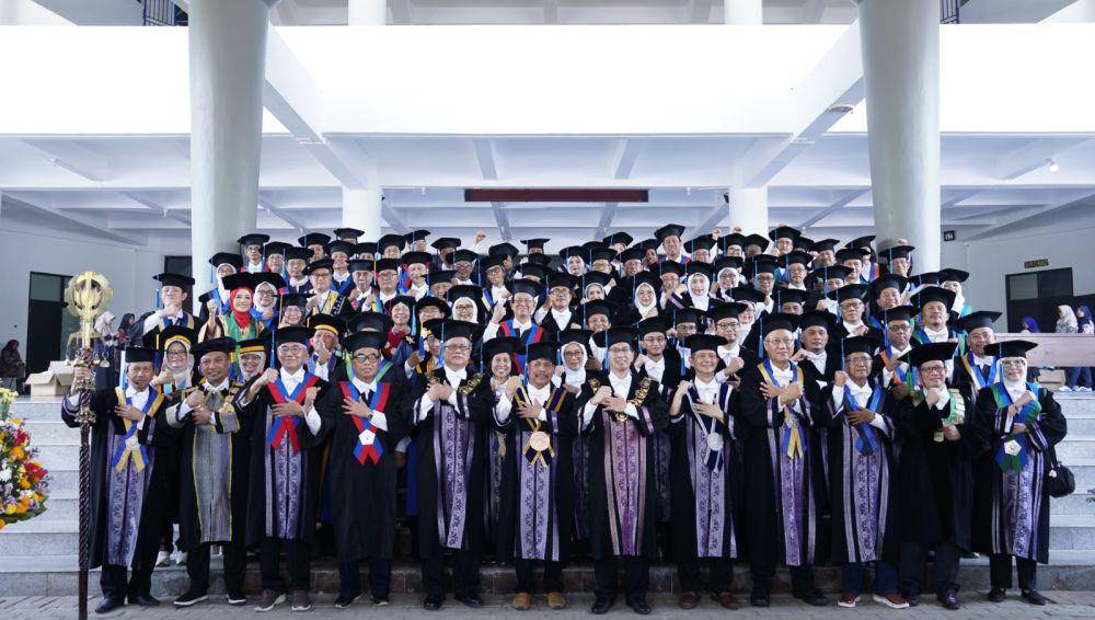 Pra Profesor baru ITS berfoto bersama jajaran dewan Profesor dan Pimpinan ITS. (Dok. Humas ITS)