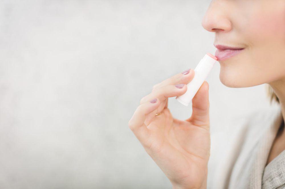 5 Rekomendasi Produk Pelembap untuk Bibir Super Kering, Ampuh Banget!