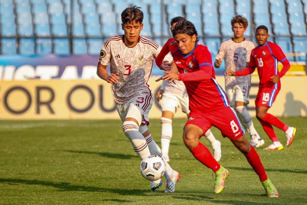 Timnas Panama U-17 (merah) dalam laga melawan Meksiko U-17 pada 2023. (concacaf.com)