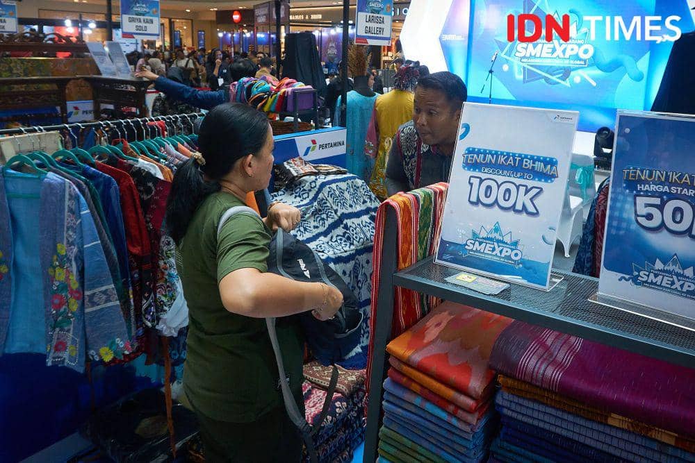 Pengunjung melihat produk kerajinan UMKM yang dipamerkan pada ajang Pertamina Small Medium Enterprise Expo (SMEXPO) di Semarang, Jumat (3/11/2023). (IDN Times/Dhana Kencana)