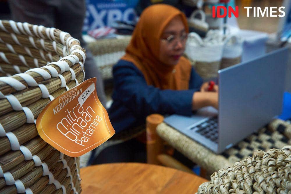 Salah satu produk kerajinan UMKM yang dipamerkan pada ajang Pertamina Small Medium Enterprise Expo (SMEXPO) di Semarang, Jumat (3/11/2023). (IDN Times/Dhana Kencana)