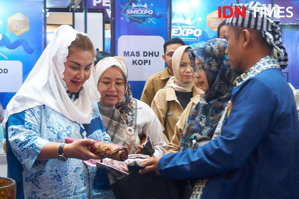 Wali Kota Semarang, Hevearita Gunaryanti Rahayu (kiri) melihat pameran produk UMKM di ajang Pertamina Small Medium Enterprise Expo (SMEXPO) di Semarang, Jumat (3/11/2023). (IDN Times/Dhana Kencana)