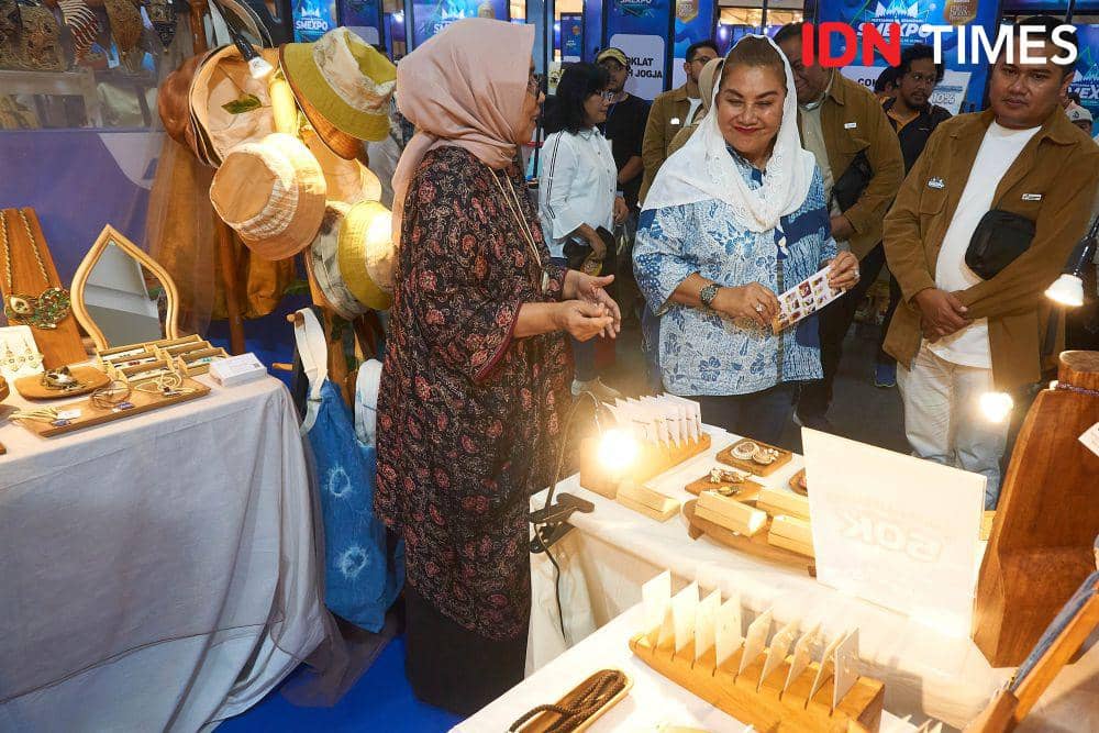 Wali Kota Semarang, Hevearita Gunaryanti Rahayu (tengah) berkeliling melihat pameran produk UMKM di ajang Pertamina Small Medium Enterprise Expo (SMEXPO) di Semarang, Jumat (3/11/2023). (IDN Times/Dhana Kencana)