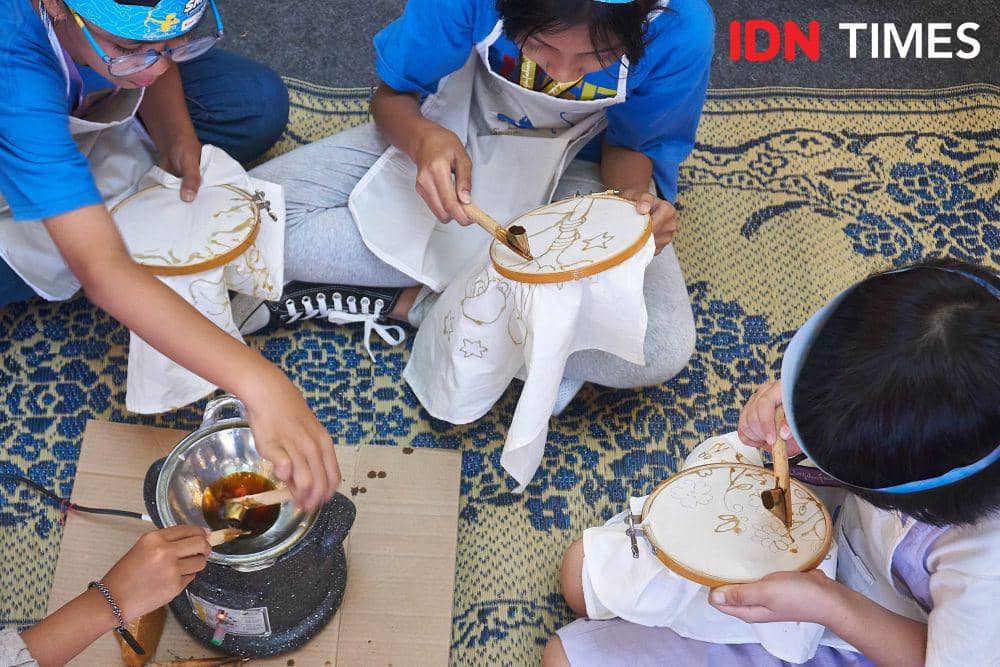 Anak-anak membatik menggunakan kompor listrik di ajang Pertamina Small Medium Enterprise Expo (SMEXPO) di Semarang, Jumat (3/11/2023). (IDN Times/Dhana Kencana)