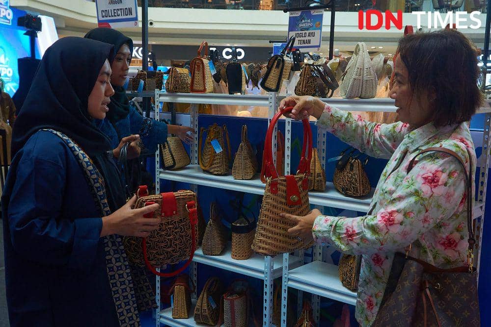 Pengunjung melihat produk kerajinan UMKM yang dipamerkan pada ajang Pertamina Small Medium Enterprise Expo (SMEXPO) di Semarang, Jumat (3/11/2023). (IDN Times/Dhana Kencana)