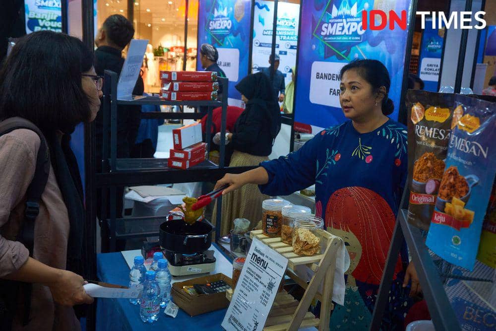 Pengunjung melihat produk kerajinan UMKM yang dipamerkan pada ajang Pertamina Small Medium Enterprise Expo (SMEXPO) di Semarang, Jumat (3/11/2023). (IDN Times/Dhana Kencana)