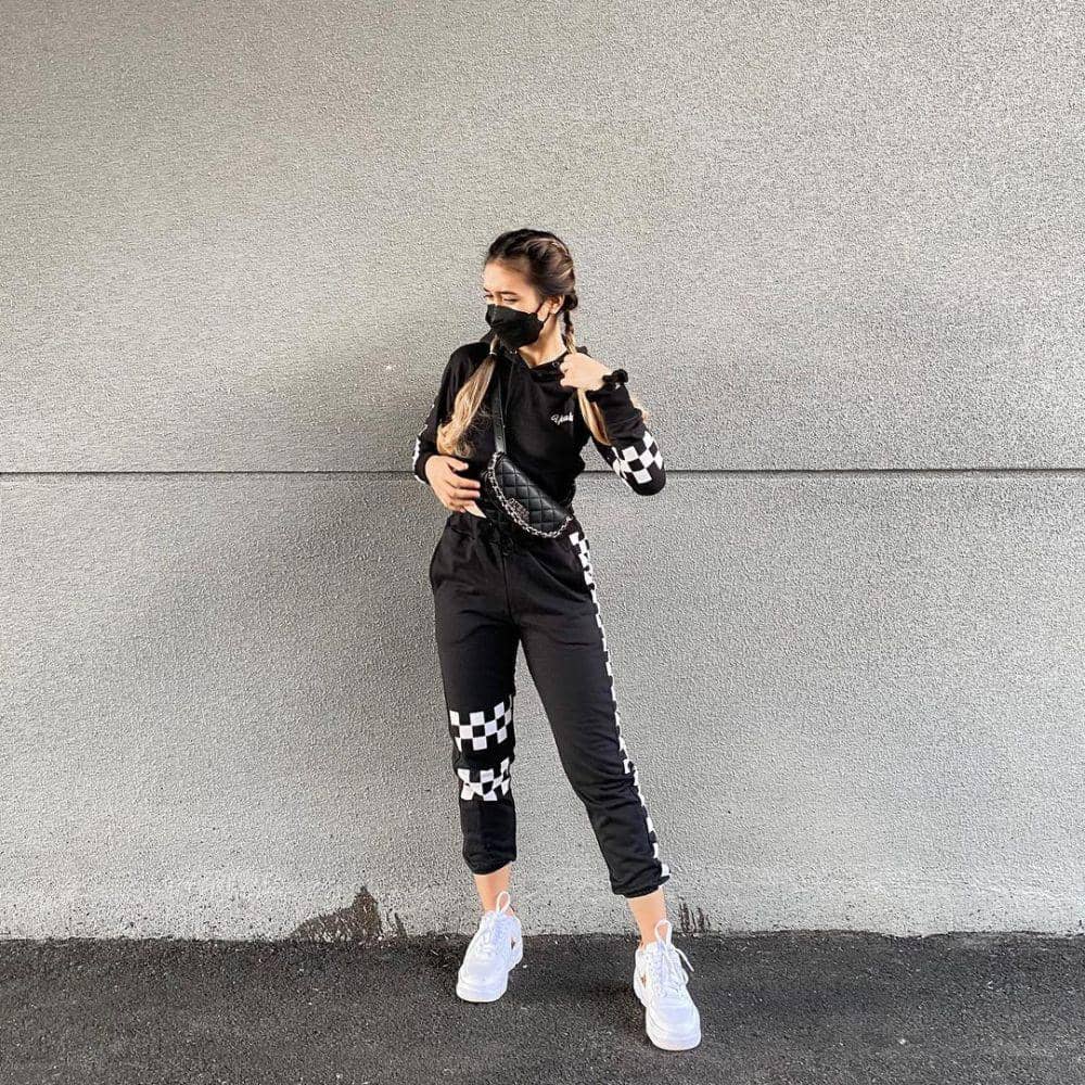OOTD nuansa hitam ala Seses Rapunzel (instagram.com/sesesvana)