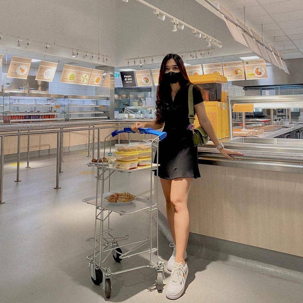 OOTD nuansa hitam ala Seses Rapunzel (instagram.com/sesesvana)
