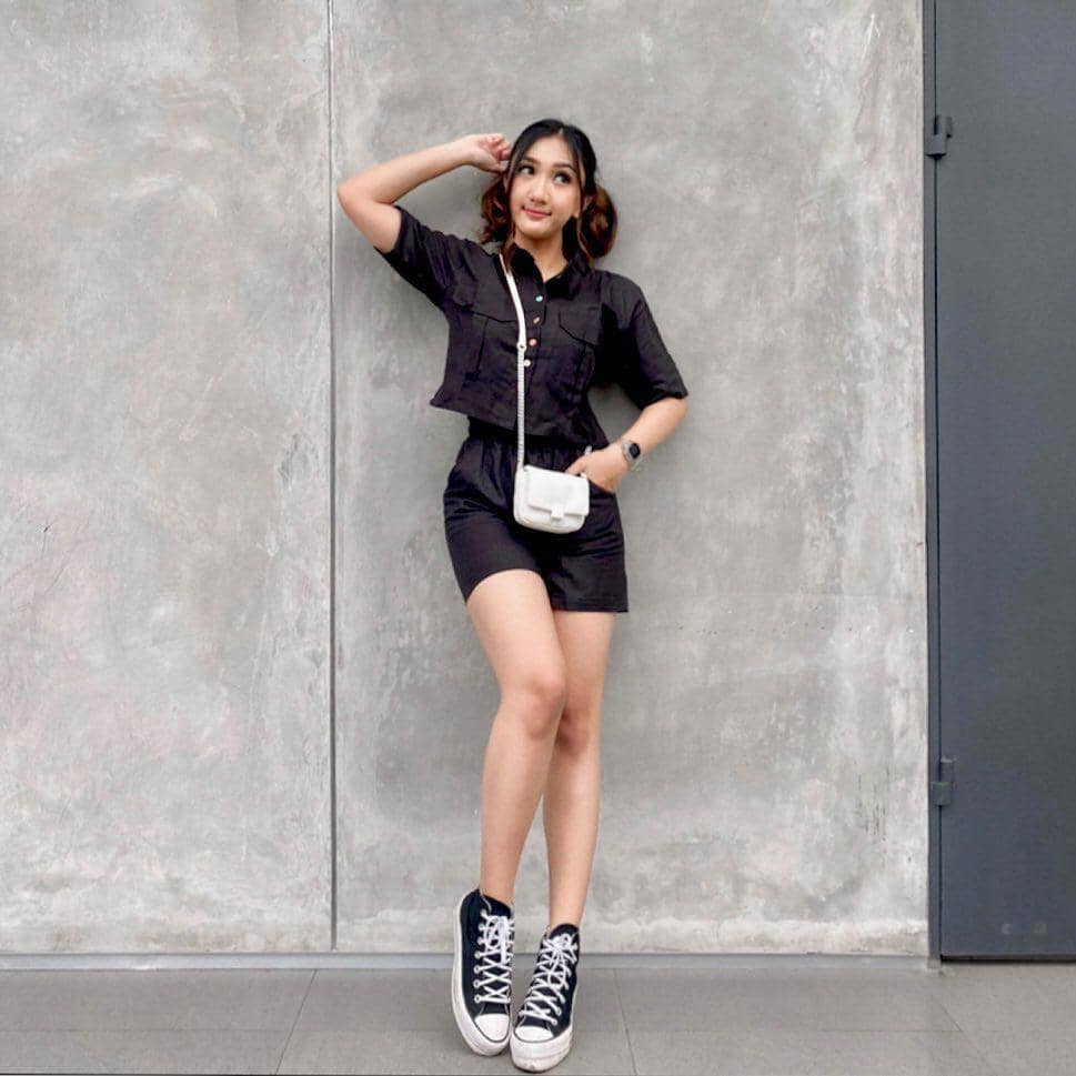 OOTD nuansa hitam ala Seses Rapunzel (instagram.com/sesesvana)
