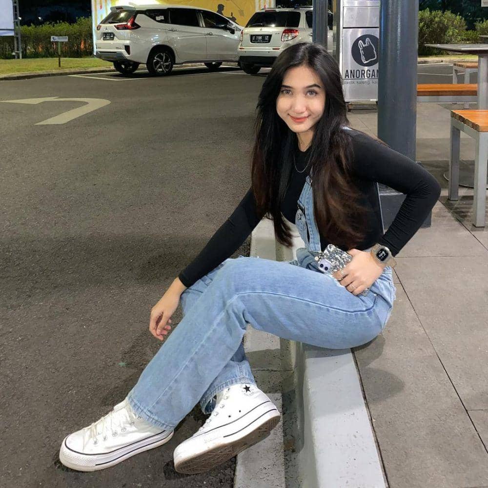 OOTD nuansa hitam ala Seses Rapunzel (instagram.com/sesesvana)