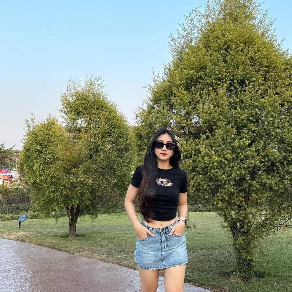 OOTD nuansa hitam ala Seses Rapunzel (instagram.com/sesesvana)