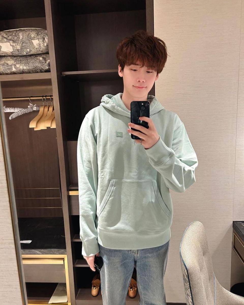 OOTD kasual ala Lee Jong Suk (instagram.com/jongsuk0206)